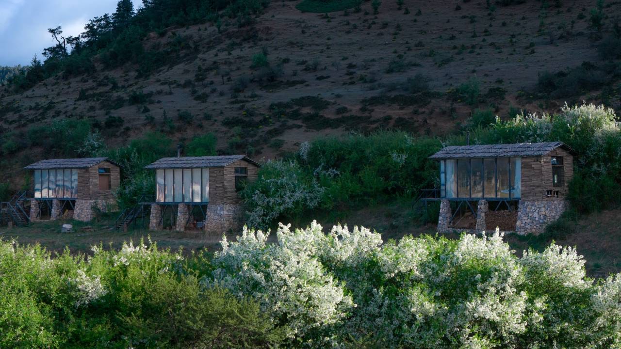 黄昏中的木屋群