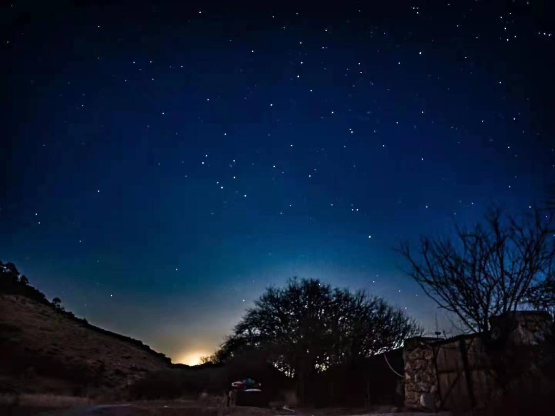 黄昏的牧场星空