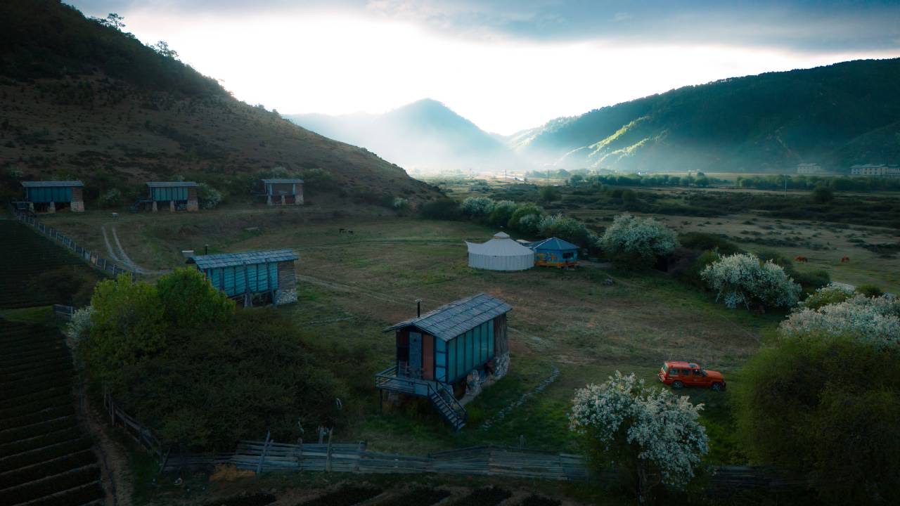 晨雾中的仁安河谷与达拉牧场木屋